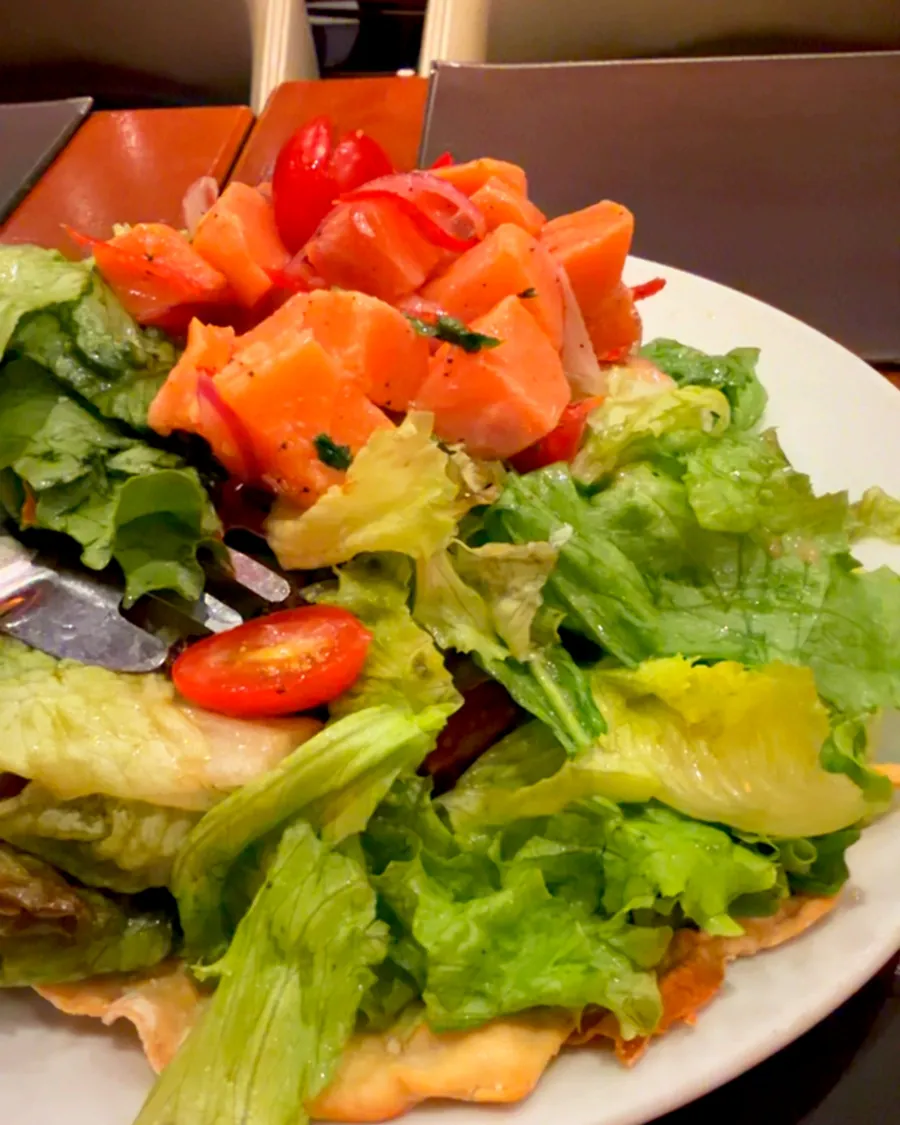 Salada com salmão em cubos, tomate e folhas
