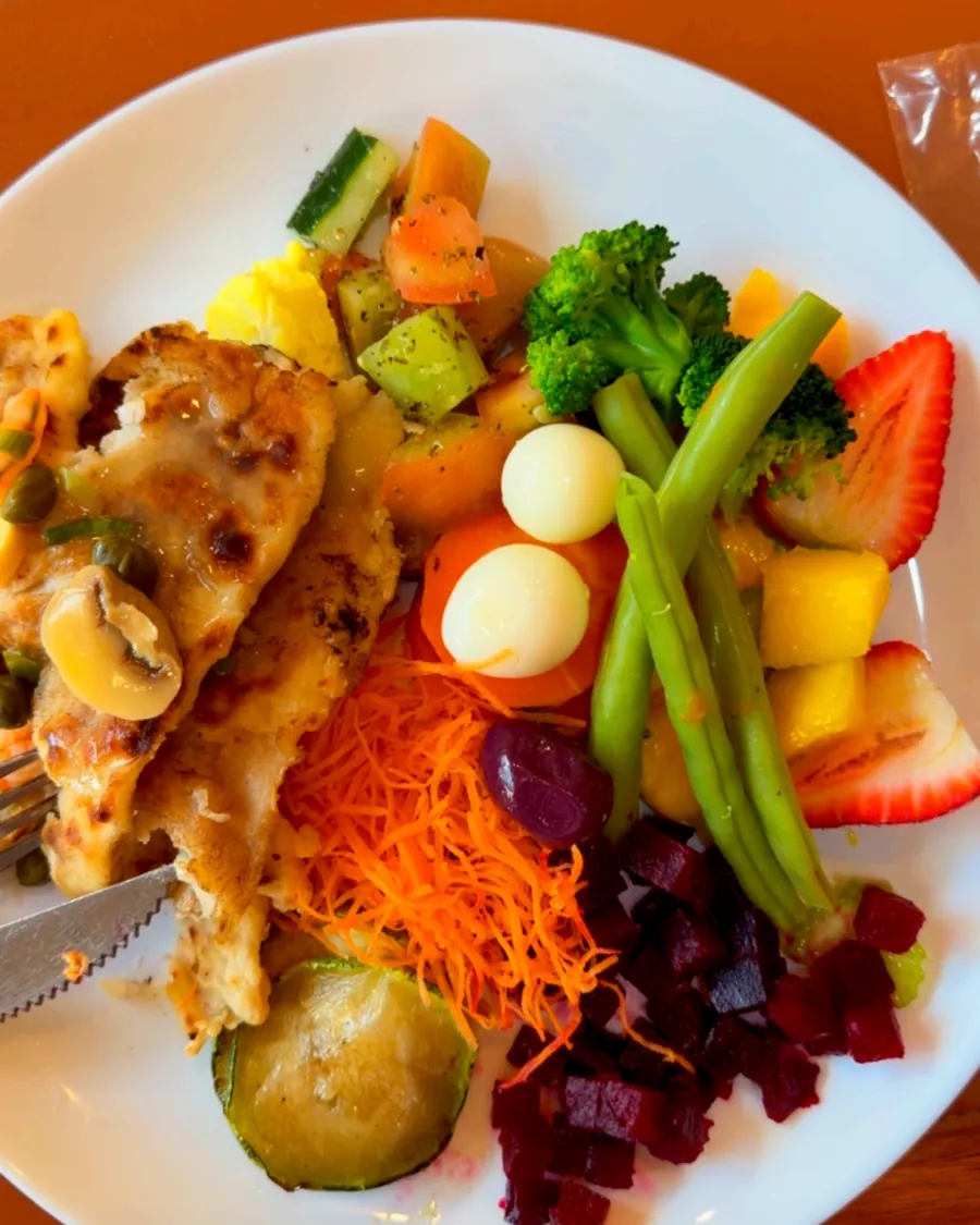 Prato com proteína grelhada, legumes, verduras e frutas