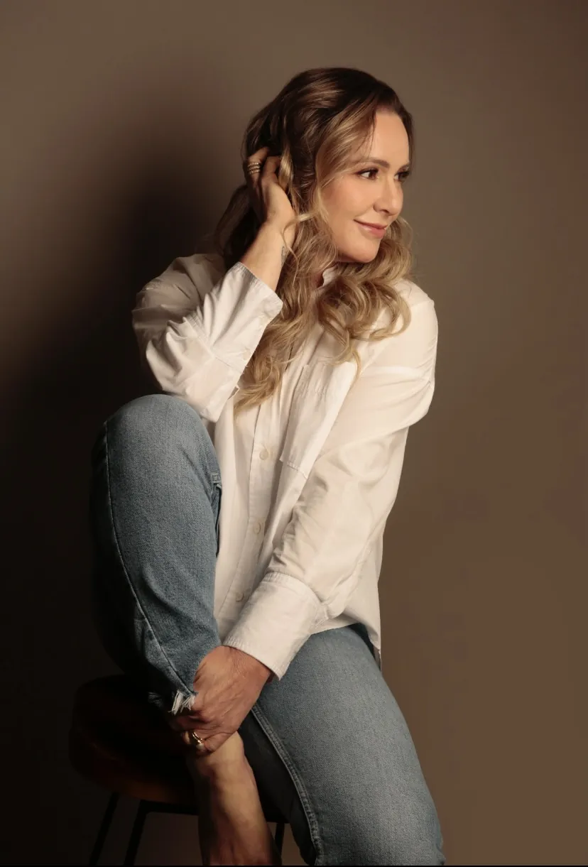 Patrícia Sivieri, nutricionista, de camisa branca, sentada e sorrindo