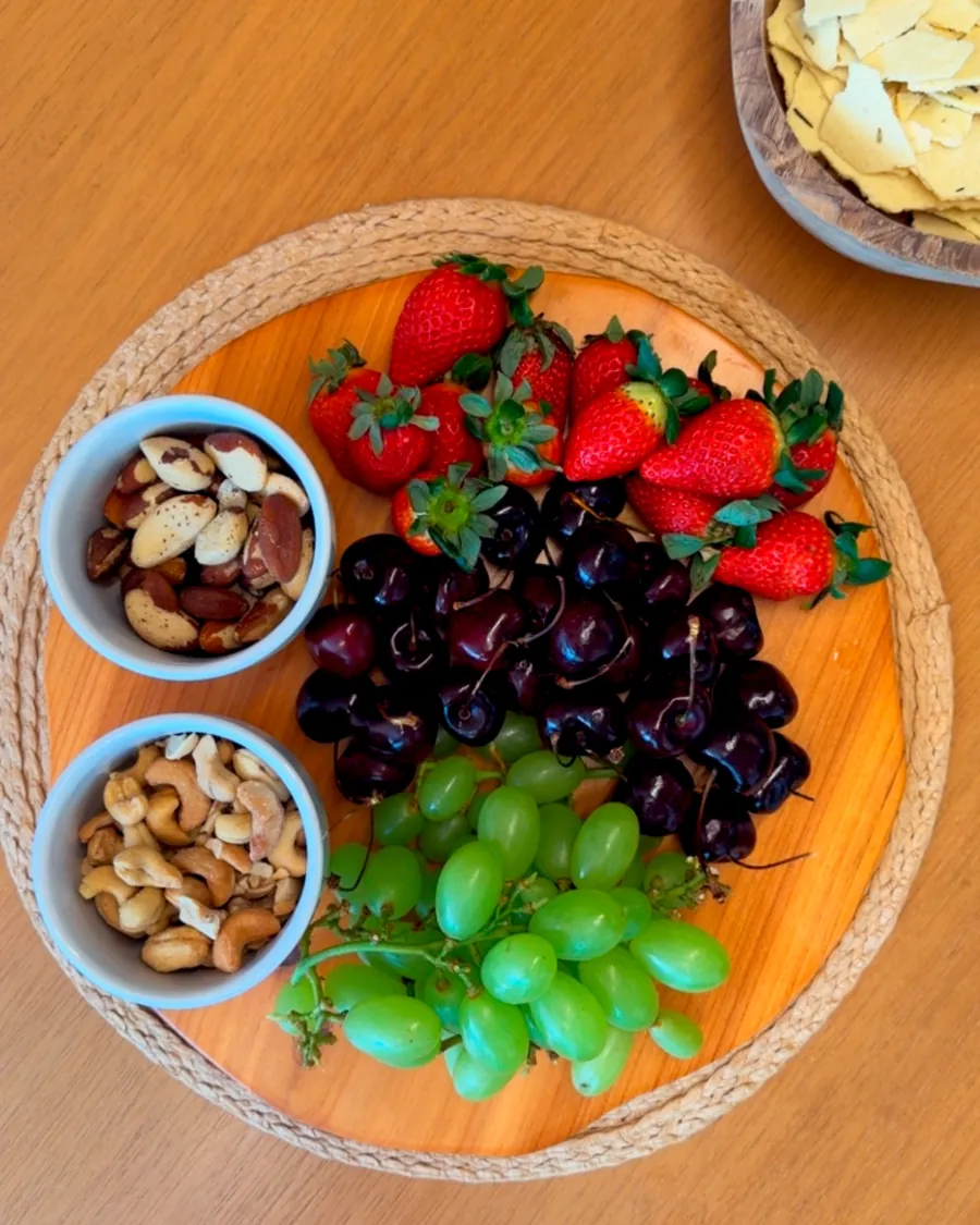 Tábua com morangos, cerejas, uvas, castanhas-do-pará e castanhas-de-caju