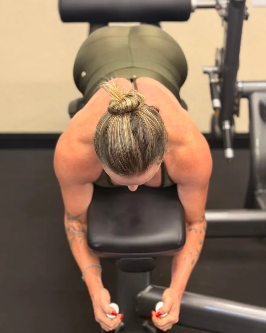 Patrícia Sivieri durante treino de força na academia